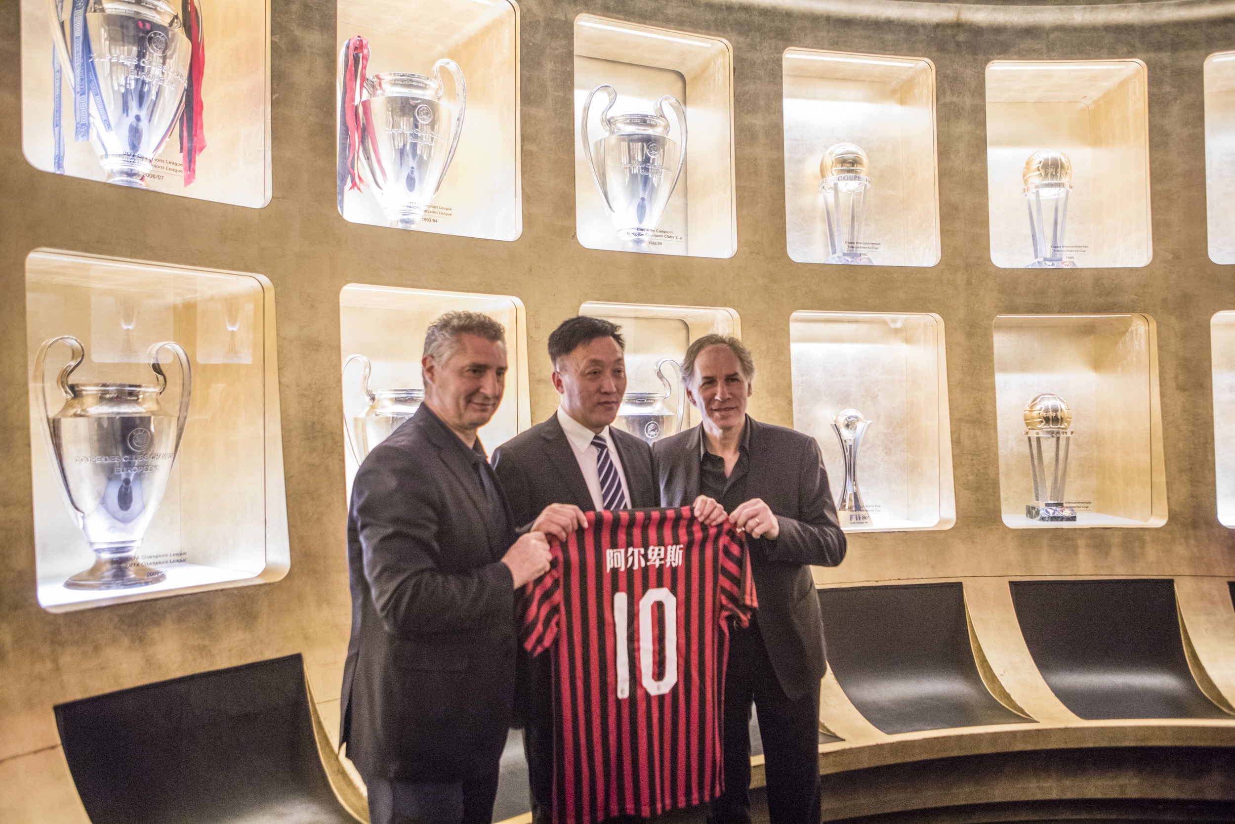 米利唐腿筋重伤或休战三个月，皇马后防再添危机