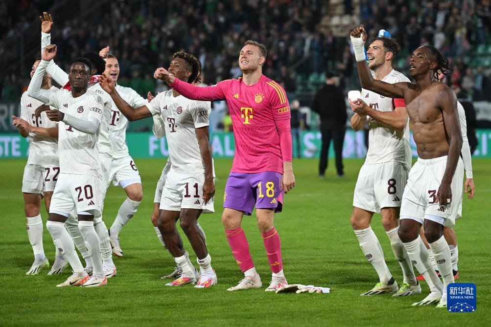 法兰克福客胜后球迷区突发火情，还有球迷从高处坠落后被送医