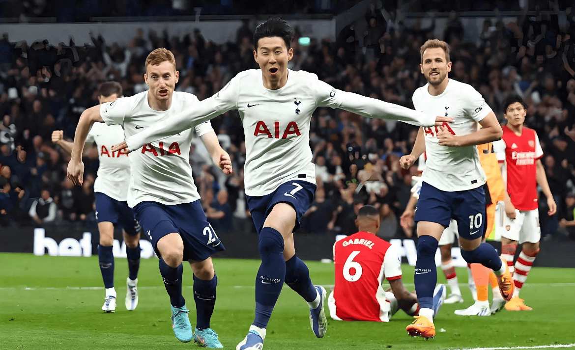 记者晒视频：钟义浩现场观看海牛比赛，海牛进球后他兴奋鼓掌