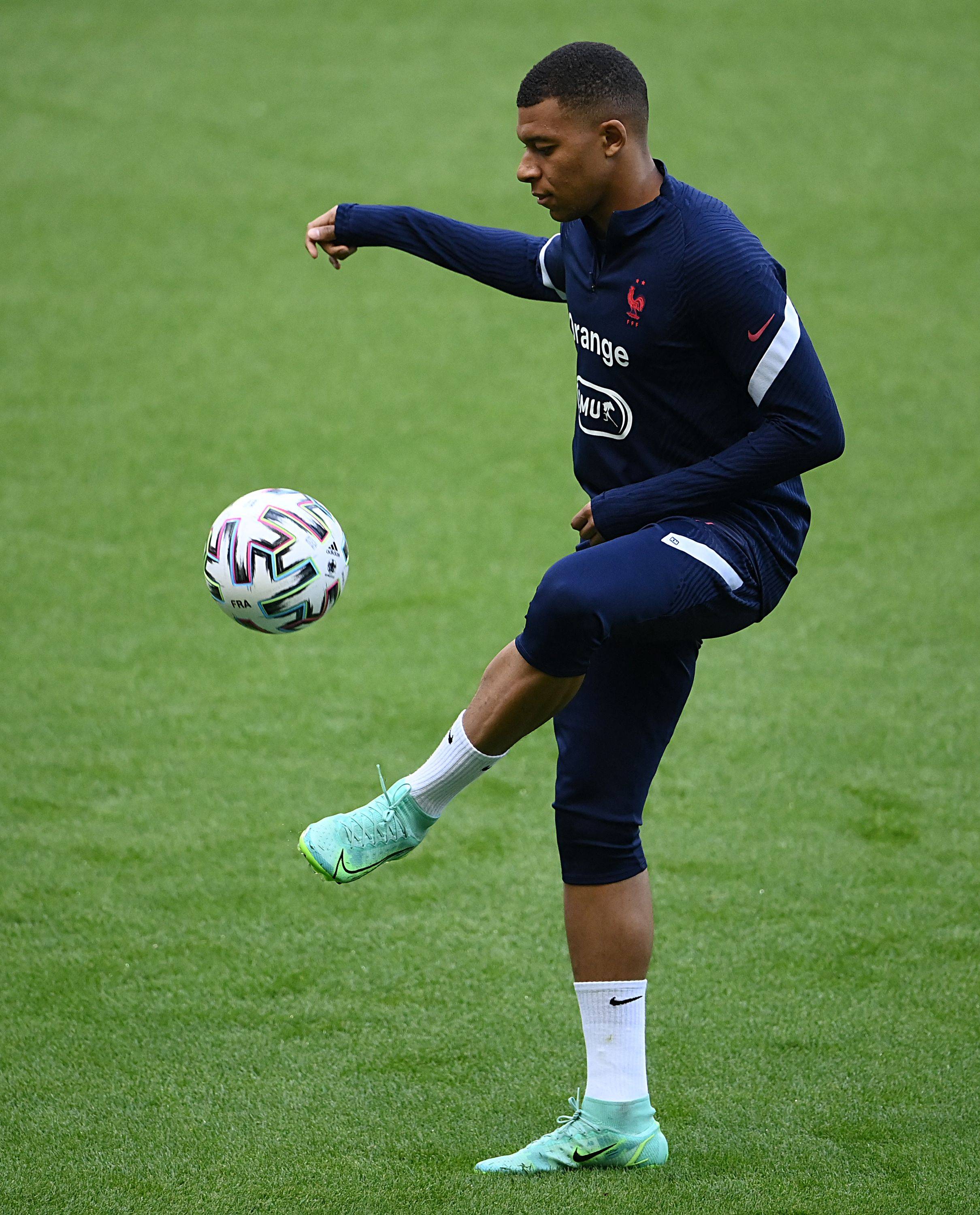 迪亚斯本赛季19场已送出6次助攻，超过上赛季整个赛季