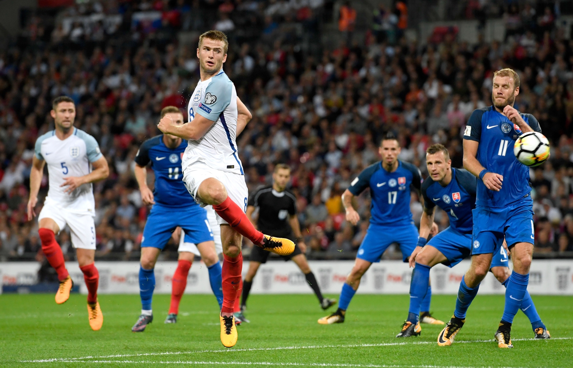 足球报：新鹏城下赛季目标是保级的基础上前进几名