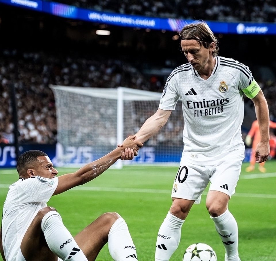 孔帕尼：不关注本菲卡与格雷罗的传闻，任何转会只会内部讨论