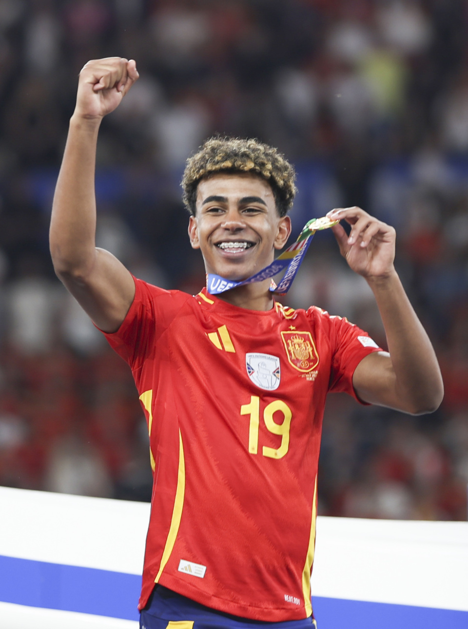 津巴布韦球队首夺联赛冠军，球队老板直接揣25万美元现金奖励球队